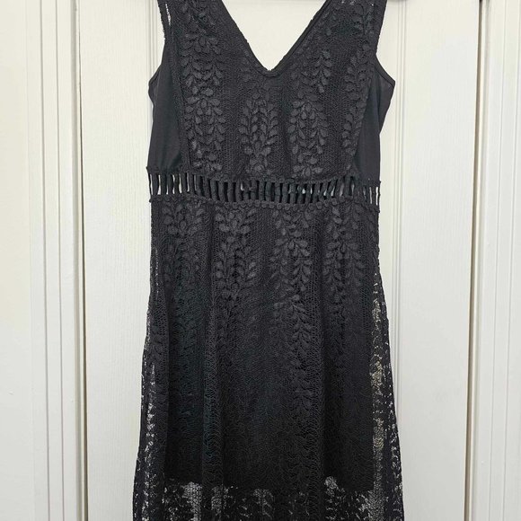 Black Contrast Lace Dress - Picture 4 of 9